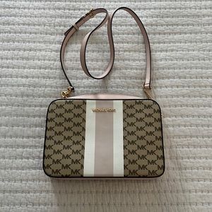 🌸Michael Kors jet set crossbody